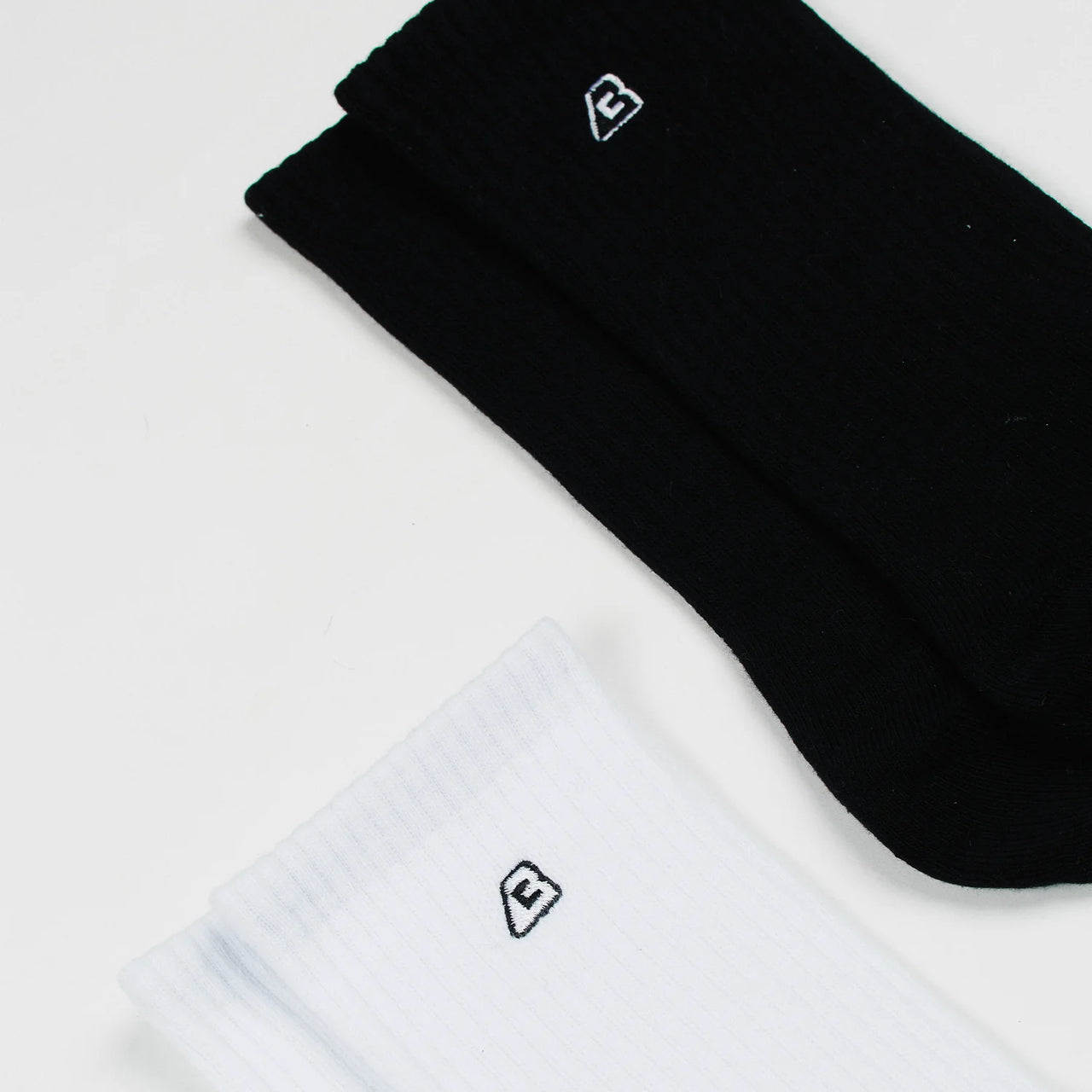 BELOW CLASE MID SOCKS TWO PACK BLACK/WHITE